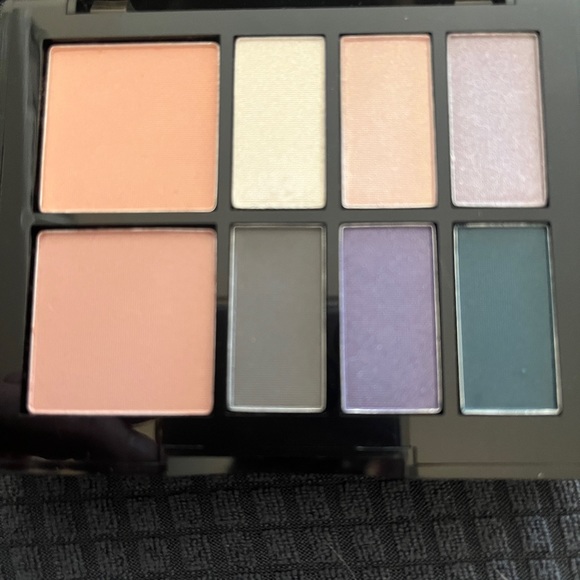 Brand new Quo double face palette.      6 eyeshadows, 2 blush, 5 lip, 2 brushes - Picture 6 of 6